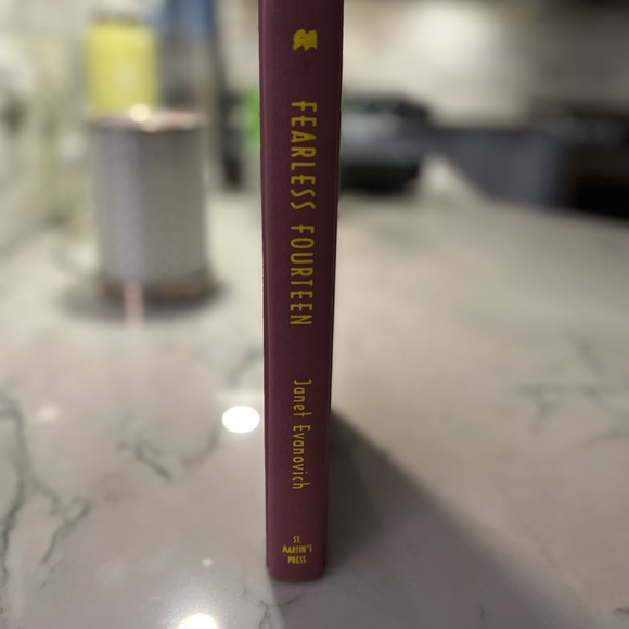 Janet Evanovich Fearless Fourteen Hardcover Book - Picture 4 of 4